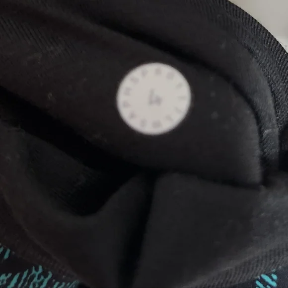 Absolutely gorgeous lululemon size 4 leggings 😍 - Picture 9 of 9